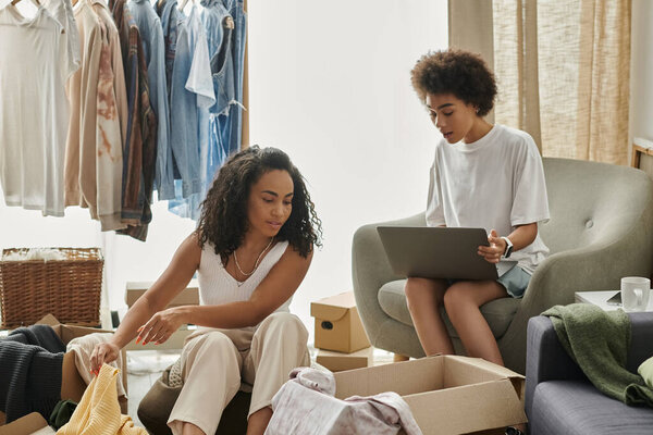 Пара счастливо превращает старую одежду в новое творение.