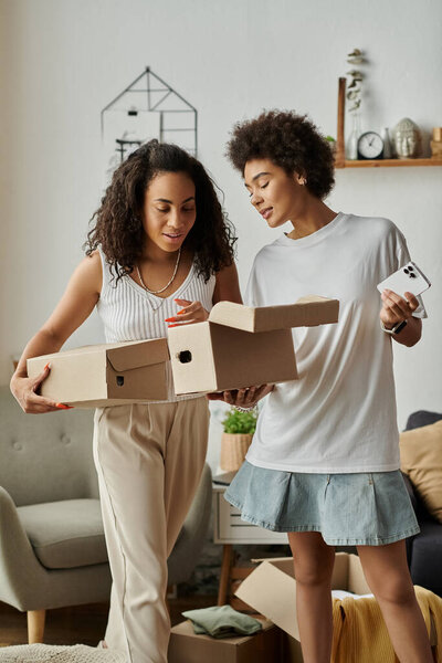 Пара счастливо превращает старую одежду в новый стиль вместе, боксируя в руках.