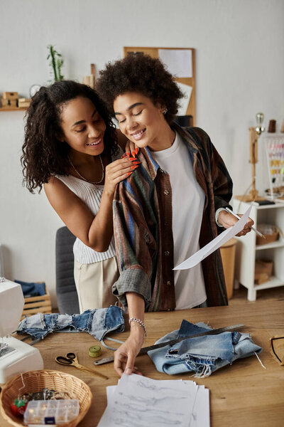 Пара радостно превращает старую одежду в новую в своем творческом рабочем пространстве.