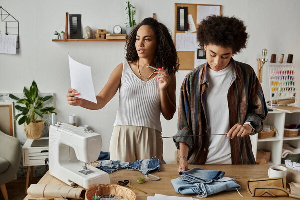 Любящая пара превращает старую одежду в стильные новые наряды вместе.