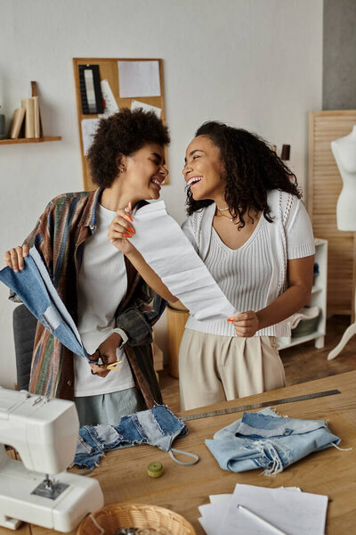 ЛГБТ-пара радостно преображает одежду в своем художественном рабочем пространстве.