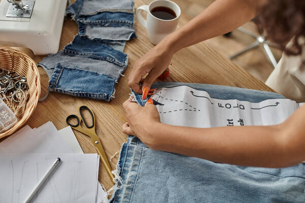 Женщина радостно разукрашивает одежду солнечным днем.