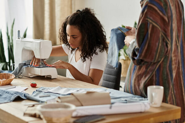 Пара превращает свою старую одежду в стильные новые части вместе.