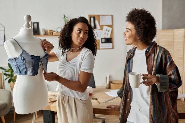 Два партнера радостно преобразуют старую одежду в новые стили вместе.