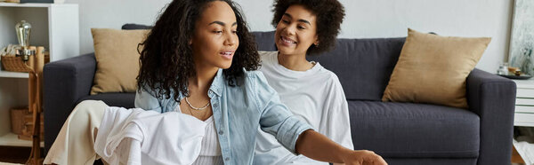 Пара наслаждается превращением старой одежды во что-то новое.