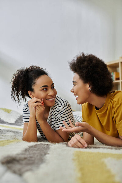 Пара делится смехом и любовью, расслабляясь в помещении.