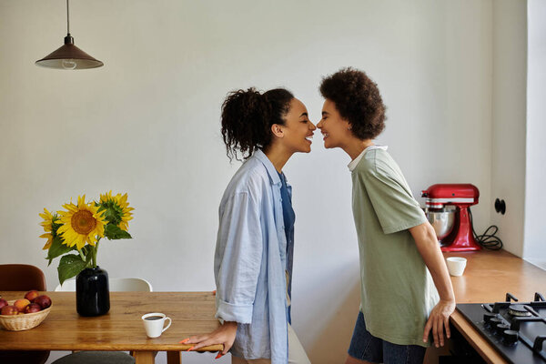 Любящая пара делится игривым моментом на своей теплой кухне.