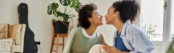 Нежный момент, который разделяет любящая пара в их уютном доме.