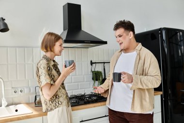 İki arkadaş, aydınlık bir mutfakta kahve içerken keyifli bir anı paylaşıyor..