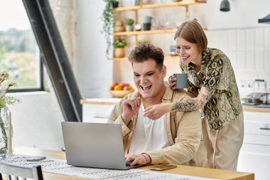 Evdeki arkadaşlar arasında gülüşmeler ve bir fincan kahveyle paylaşılan keyifli anlar..