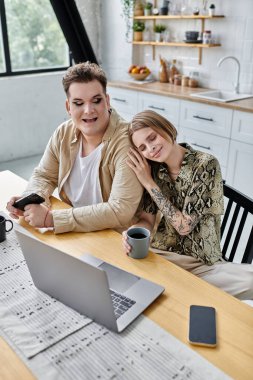 İki arkadaş evde kahve içerken keyifli anlar paylaşır..