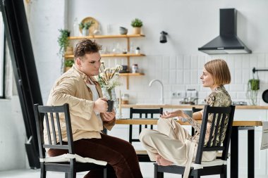 İki arkadaş samimi bir sohbeti sıcak bir mutfakta kahve içerken paylaşıyor..