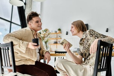 İki arkadaş, sıcak ve davetkar bir ortamda gülüşlerini ve hikayelerini paylaşıyor..