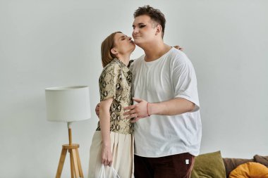 Rahat bir evde iki arkadaş arasında paylaşılan sıcak kucaklaşma..