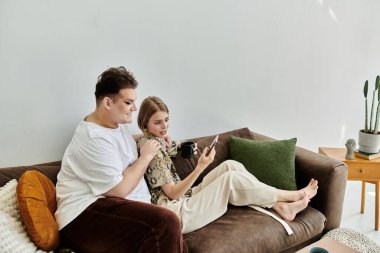 İki arkadaş, aletleriyle uğraşırken kahkahalar ve sıcaklığı paylaşıyor..