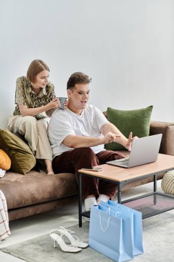 Şık bir oturma odasında coşkulu bir kahkaha ve bağlantı anı..