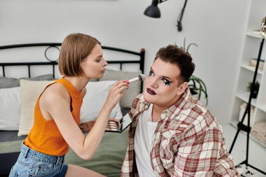 Bir arkadaş stil sahibi eşcinsel birine makyaj yapar, ikisi de yaratıcı bir andan zevk alır..