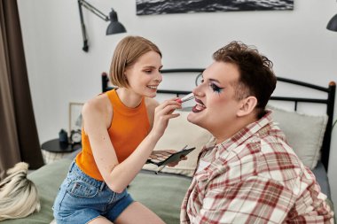 Makyaj sırasında canlı bakışlar oluşturuyorlar..