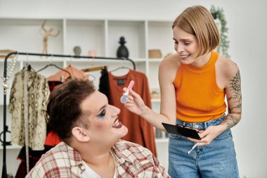 Moda düşkünü tuhaf bir şahıs, yakın arkadaşları tarafından uyduruluyor..