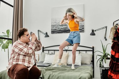 Şık bir insan, bir arkadaşının poz verirken neşeli anlarını yakalar..