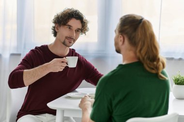 Bir çift sıcak evlerinde kahve içerken samimi bir anı paylaşıyor..