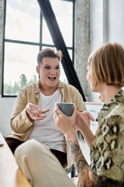 Дискуссия разворачивается между двумя друзьями в ярком художественном пространстве.