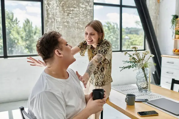 İki arkadaş, modern ve rahat bir yaşam alanında aynı kahkahayı paylaşıyor..