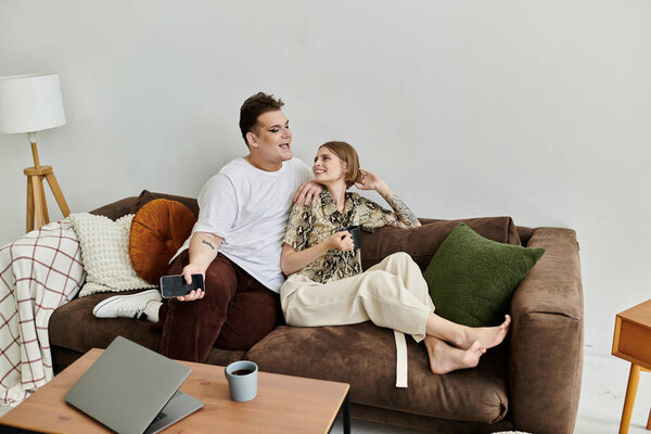 Два друга делят смех и связь на уютном диване в их стильном доме.