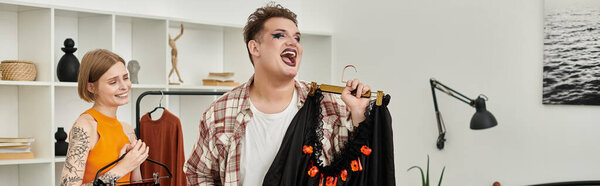 Друзья делятся смехом и стилем, экспериментируя с нарядами в уютном жилом пространстве.