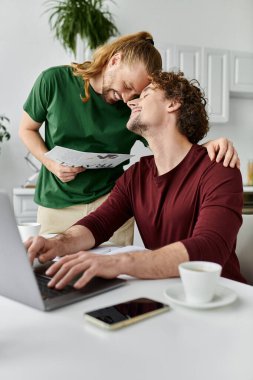Sevgi dolu bir çift, rahat evlerinde çalışırken birbirlerine eşlik etmekten zevk alır..