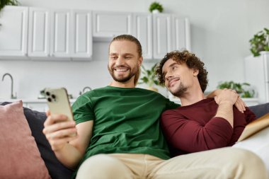 İki eş evlerinde eğlenirken sıcak bir anı paylaşırlar..