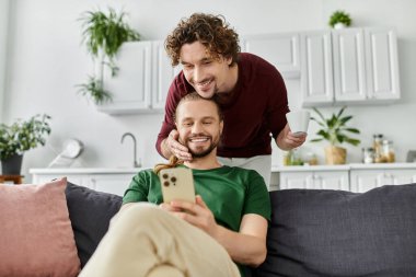 Bir çift sıcak, davetkar yaşam alanlarında kahkaha ve aşkı paylaşır..