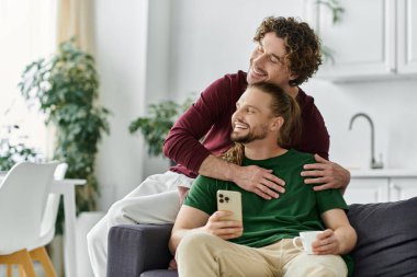 Neşeli bir çift birlikte rahatlarken birbirlerinden zevk alırlar..