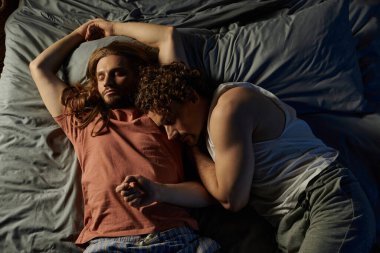 Sıcak bir yatak odasında iki ortak arasındaki hassas bağ anı..