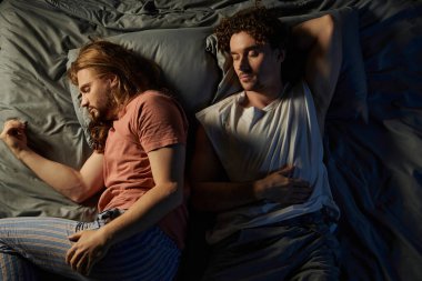 Sevgi dolu bir çift evinde huzurlu bir anı paylaşır..