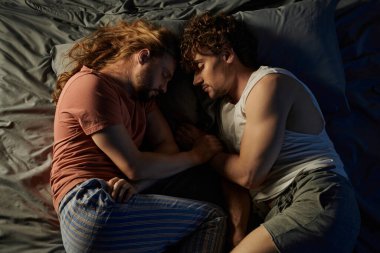 İki ortak evde dinlenirken barışçıl ve samimi bir kucaklaşmayı paylaşıyor..