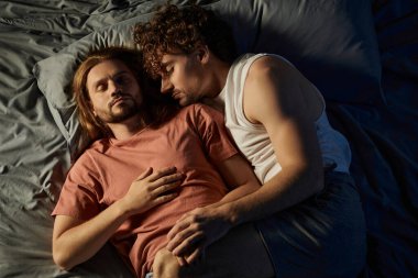 Mutlu bir çift birbirine sarılır, birbirlerini severler, şefkat gösterirler..