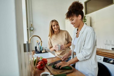 Mutlu bir çift birlikte eğlenirken yemek hazırlar..