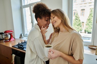 İki kadın bir anı paylaşıyor, kahvenin ve evdeki bağlantının tadını çıkarıyorlar..