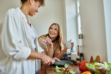 İki mutlu eş taze malzemelerle eğlenceli bir yemek pişirme seansının tadını çıkarır..