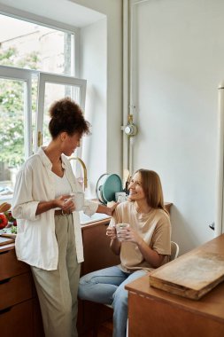 Sevgi dolu çift, parlak mutfaklarında dinlenirken hassas bir sohbeti paylaşıyor..