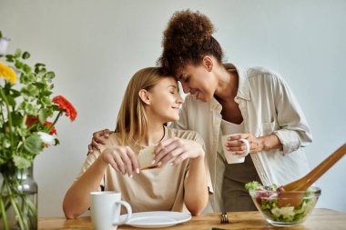 İki ortak hafif bir yemeği paylaşırken birlikte vakit geçirmekten zevk alır..