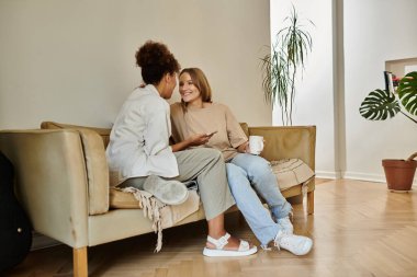 Sevgi dolu bir çift rahat koltuklarında dinlenirken kahkahalarını paylaşır..