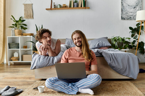 Радостная пара расслабляется вместе, разделяя смех и моменты дома.