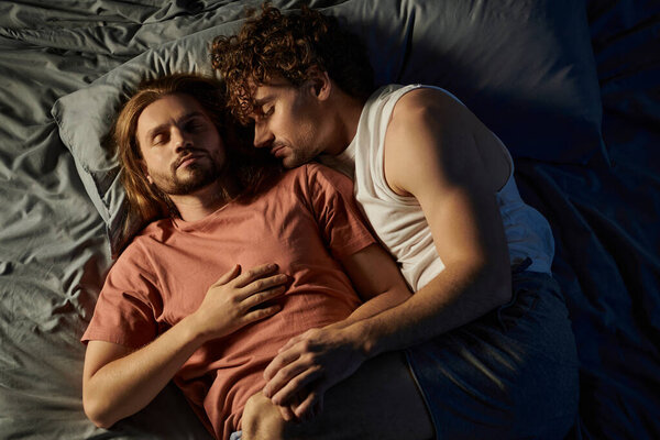 Радостная пара крепко обнимается, наслаждаясь друг другом, привязанность.