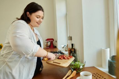 Işıl ışıl bir kadın lezzetli bir yemek hazırlıyor, gülümseyerek sebze doğruyor..