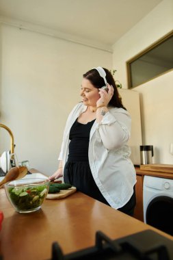 Neşeli bir kadın sıcak bir mutfakta gülümseyen taze sebzeler hazırlar..