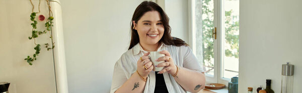 Улыбающаяся женщина тепло держит кофейную кружку посреди уютной домашней обстановки.