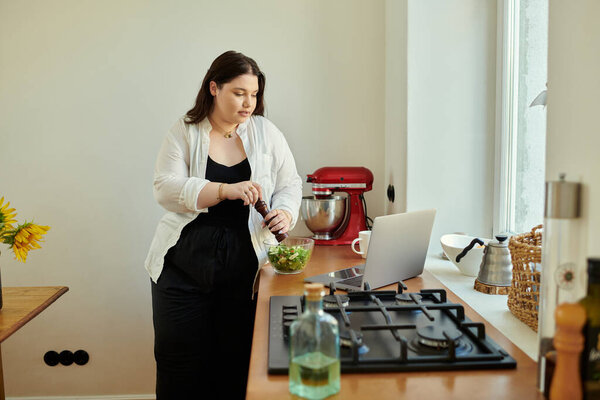 Женщина умело смешивает салат, наслаждаясь домашней кухней.