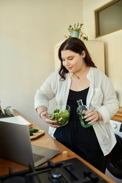 Женщина смешивает свежие ингредиенты салата, наслаждаясь своим временем дома.